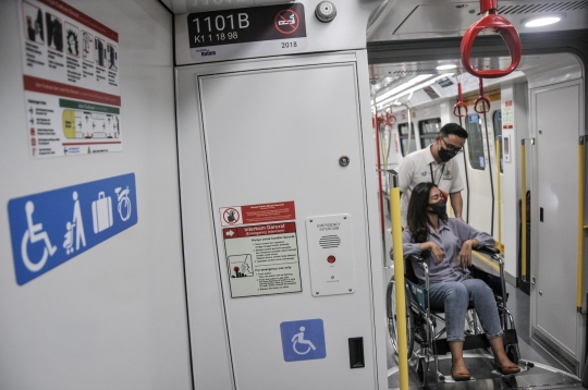 Layanan Ramah Disabilitas dan Anak di LRT Jakarta