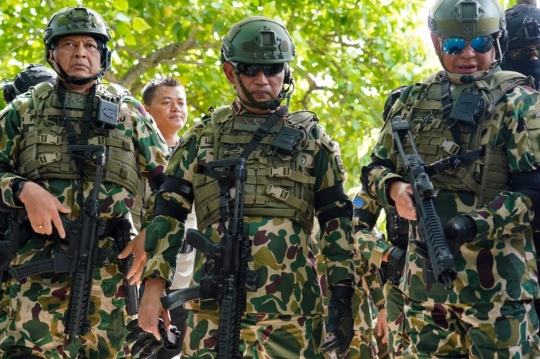 Sangar Berseragam Loreng, Kapolri Sigit Jadi Warga Kehormatan Marinir TNI AL