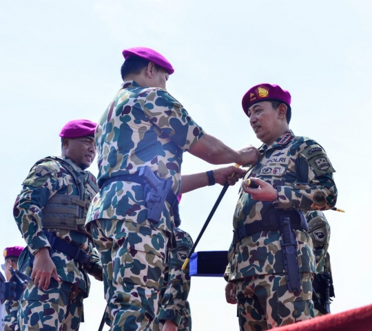 Sangar Berseragam Loreng, Kapolri Sigit Jadi Warga Kehormatan Marinir TNI AL