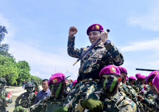 Sangar Berseragam Loreng, Kapolri Sigit Jadi Warga Kehormatan Marinir TNI AL