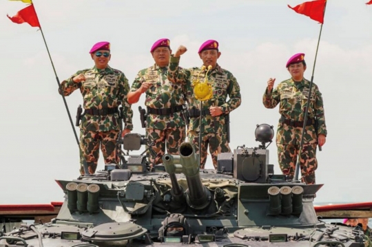 Sangar Berseragam Loreng, Kapolri Sigit Jadi Warga Kehormatan Marinir TNI AL
