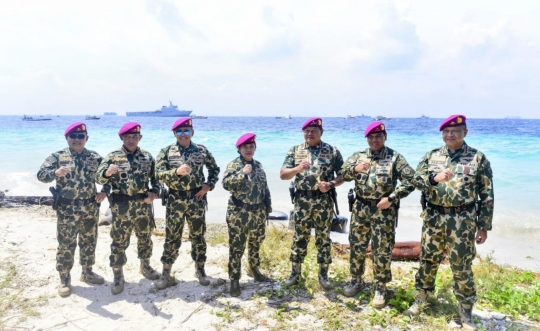 Sangar Berseragam Loreng, Kapolri Sigit Jadi Warga Kehormatan Marinir TNI AL