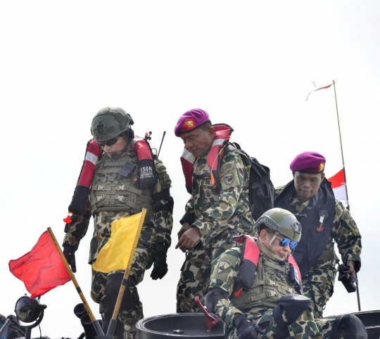 Sangar Berseragam Loreng, Kapolri Sigit Jadi Warga Kehormatan Marinir TNI AL
