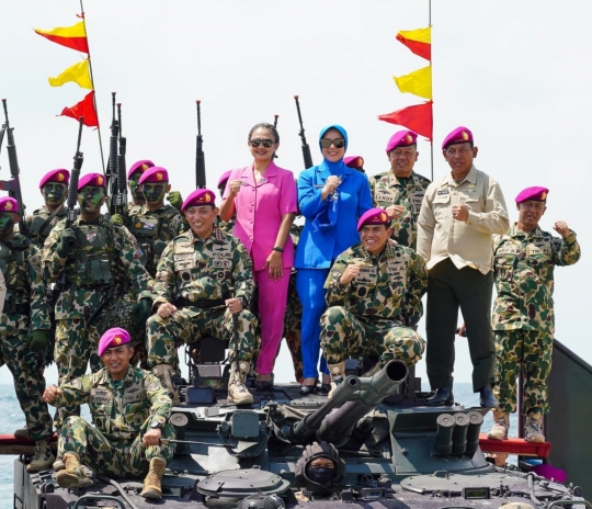 Sangar Berseragam Loreng, Kapolri Sigit Jadi Warga Kehormatan Marinir TNI AL