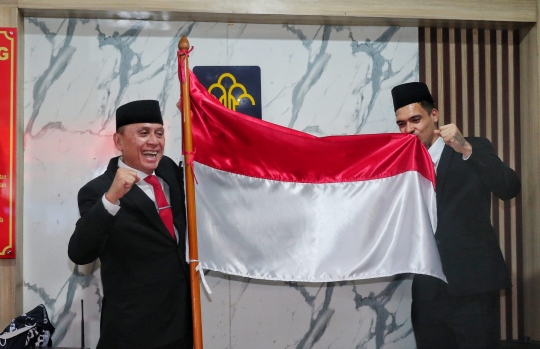 Resmi Jadi Warga Negara Indonesia, Shayne Elian Jay Pattynama Cium Merah Putih
