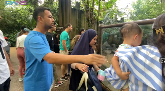 6 Potret Raffi Ahmad Ajak Rayyanza dan Rafathar ke Kebun Binatang, Kenalkan Hewan