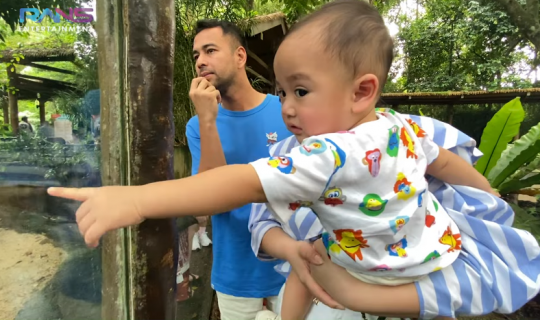 6 Potret Raffi Ahmad Ajak Rayyanza dan Rafathar ke Kebun Binatang, Kenalkan Hewan