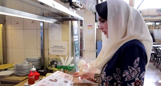 Penuh Keseruan, Intip Momen Arumi Bachsin Jajal Kuliner di Pasar Atom