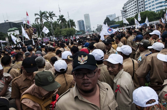 Minta Kejelasan, Massa Perangkat Desa Indonesia Geruduk Gedung DPR RI