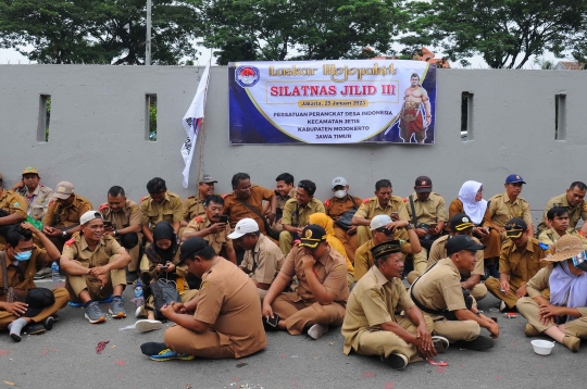 Minta Kejelasan, Massa Perangkat Desa Indonesia Geruduk Gedung DPR RI