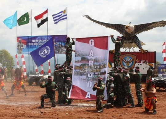 TNI Wanita Pamer Atraksi Sembur Api di Kongo, Aksinya Luar Biasa Keren