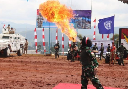 TNI Wanita Pamer Atraksi Sembur Api di Kongo, Aksinya Luar Biasa Keren