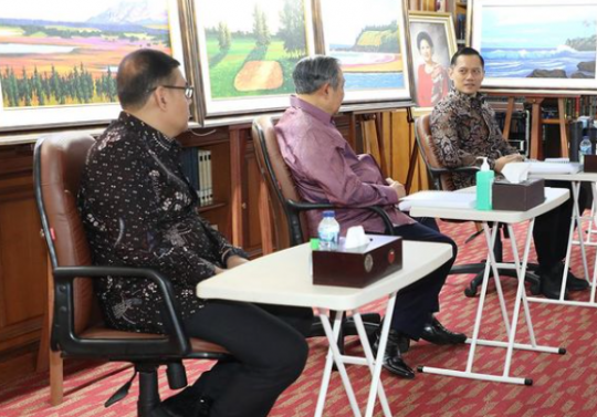 Momen AHY-SBY Bertemu Profesor dari Jepang, Lukisan SBY Bikin Salfok