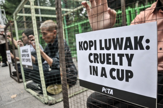 Aksi PETA Kecam Eksploitasi Luwak untuk Produksi Kopi