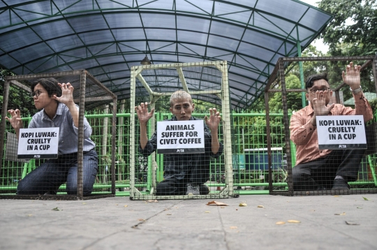 Aksi PETA Kecam Eksploitasi Luwak untuk Produksi Kopi