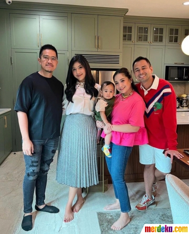 Inilah momen saat Kaesang dan Erina main ke rumah sultan Andara. Datang untuk syuting, sebelum ke lokasi syuting mereka pun berfoto bersama di rumah.