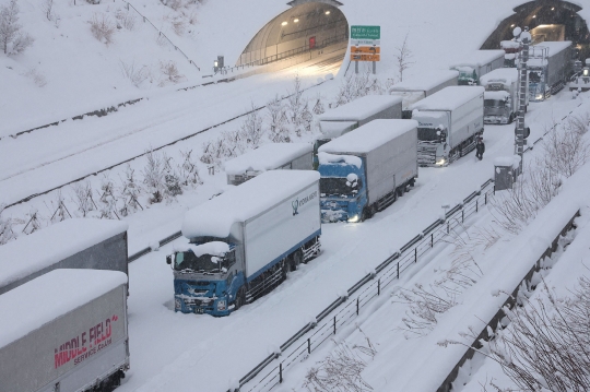 Potret Salju Tebal di Jepang Picu Kemacetan 30 Kilometer