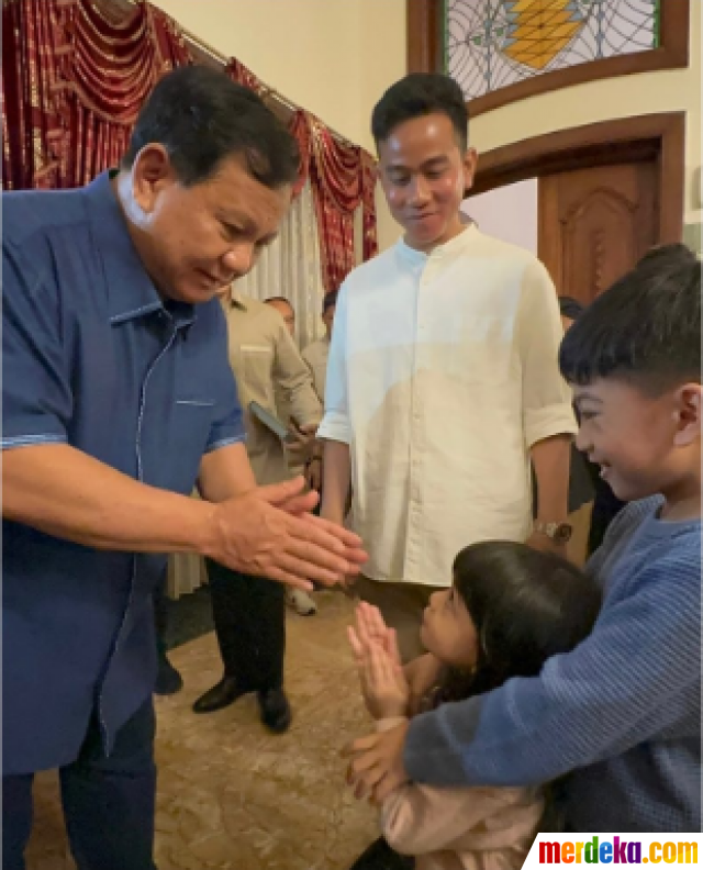 Prabowo Subianto bersilaturahmi ke kediaman putra sulung Presiden Joko Widodo (Jokowi), Gibran Rakabuming. Prabowo bertandang dengan tampilan kemeja biru gelap dipadu dengan celana panjang hitam. 
