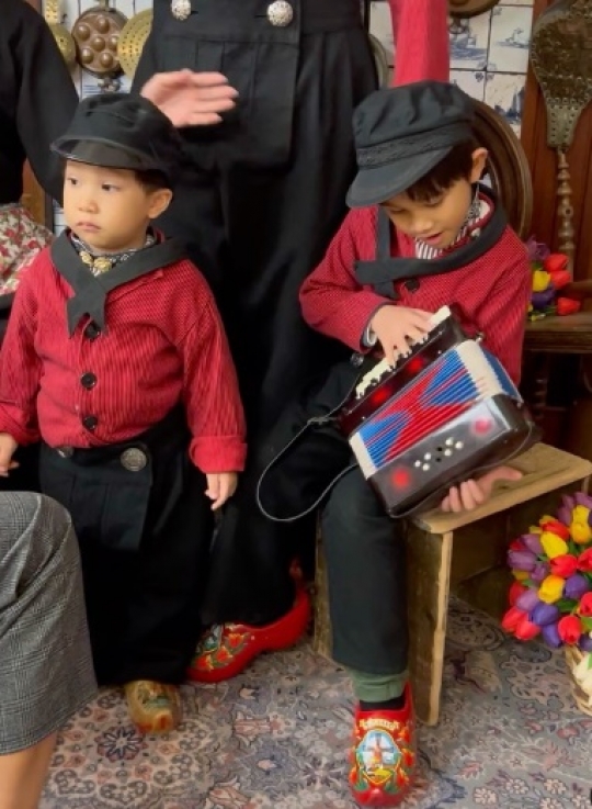 Serba Merah, Intip Potret Keluarga Andien Aisyah Pakai Baju Khas Belanda