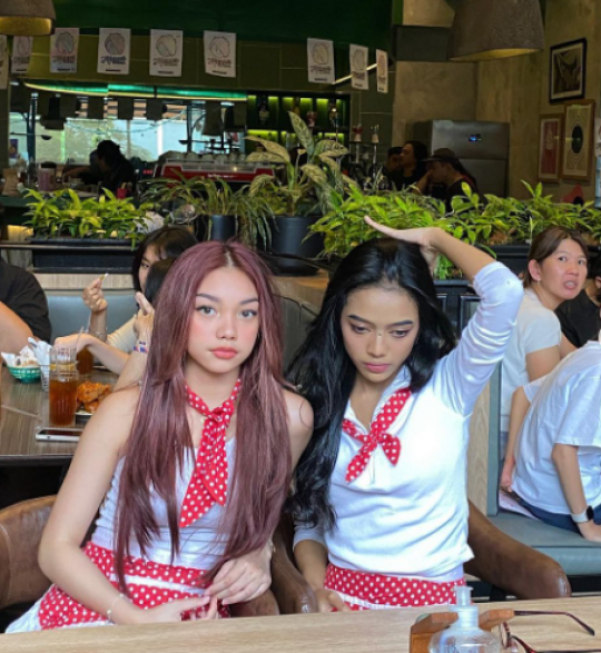 6 Momen Naura Ayu saat Jadi Pegawai Karen's Diner, Paras Cantiknya Bikin Pangling