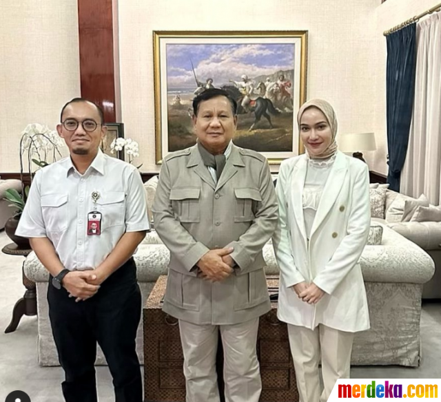 Dahnil Anzar baru-baru ini membawa calon istrinya ke kediaman Prabowo Subianto untuk dikenalkan. Dahnil meminta doa restu karena bakal segera menikahi kekasih hatinya. 