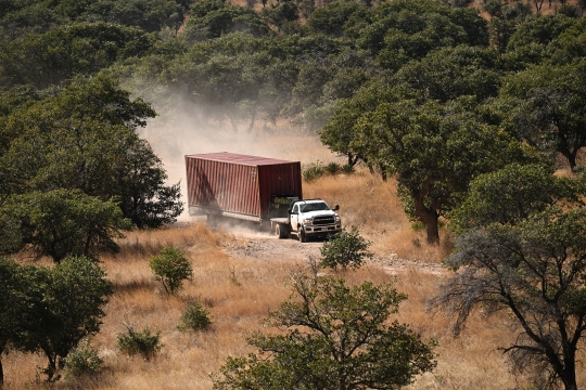 Penampakan Tembok Kontainer di Perbatasan AS-Meksiko Dirobohkan