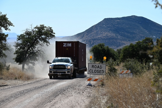 Penampakan Tembok Kontainer di Perbatasan AS-Meksiko Dirobohkan