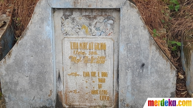 Deretan makam menghiasi perbukitan di desa Toboh Palapah yang berada di Kecamatan Pariaman Selatan.