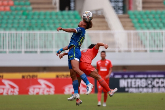 Momen Persib Bandung Meluncur ke Puncak Klasemen Liga 1 Usai Tekuk Borneo FC 1-0