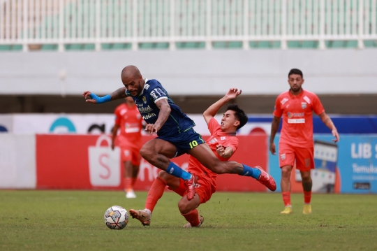 Momen Persib Bandung Meluncur ke Puncak Klasemen Liga 1 Usai Tekuk Borneo FC 1-0