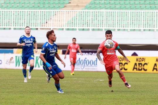 Momen Persib Bandung Meluncur ke Puncak Klasemen Liga 1 Usai Tekuk Borneo FC 1-0