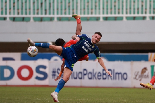 Momen Persib Bandung Meluncur ke Puncak Klasemen Liga 1 Usai Tekuk Borneo FC 1-0