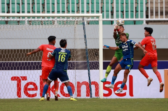 Momen Persib Bandung Meluncur ke Puncak Klasemen Liga 1 Usai Tekuk Borneo FC 1-0