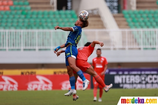 Pemain Persib Bandung, Daisuke Caumanday Sato berebut bola di udara dengan pemain Borneo FC dalam pertandingan lanjutan BRI Liga 1 2022/2023 yang berlangsung di Stadion Pakansari, Bogor, Kamis (26/1/2023). Persib Bandung memetik tiga angka saat menjamu Borneo FC di laga pekan ke-20 BRI Liga 1 2022/2023.