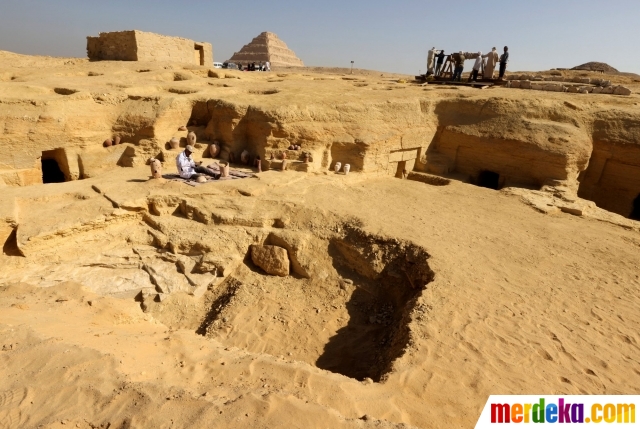 Seorang arkeolog Mesir membersihkan sejumlah barang antik setelah penemuan situs makam baru di Gisr el-Mudir di Saqqara, di Giza, Mesir (26/1/2023).