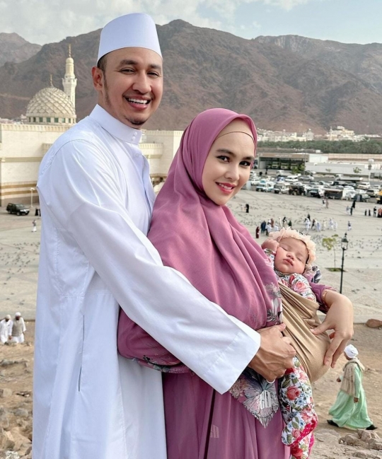 Potret Kartika Putri Umrah Bareng Keluarga, Anak Gadisnya Bercadar Curi Perhatian