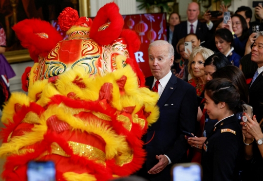 Perayaan Imlek di Gedung Putih, Joe Biden Kaget Sampai Melongok Dihampiri Barongsai