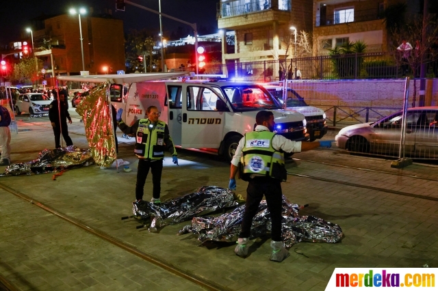 Aksi penembakan brutal terjadi di depan sebuah sinagoge di Neve Yaacov, sebuah wilayah di Yerusalem yang dianeksasi secara ilegal oleh Israel, pada Jumat (27/1/2023). Sedikitnya 7 orang dilaporkan tewas dan sebanyak 10 lainnya terluka dalam serangan tersebut.
