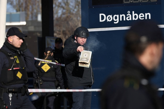 Makin Menjadi, Politikus Rasis Rasmus Paludan Bakar Alquran di Depan Masjid