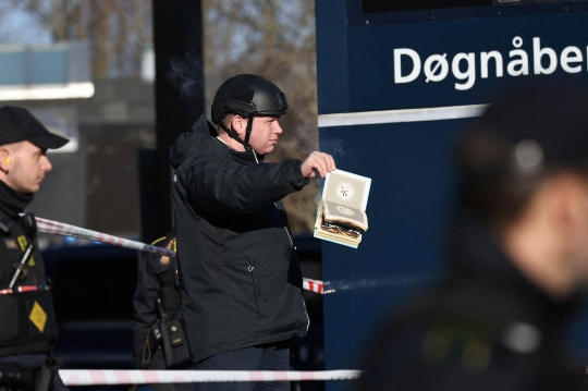 Makin Menjadi, Politikus Rasis Rasmus Paludan Bakar Alquran di Depan Masjid