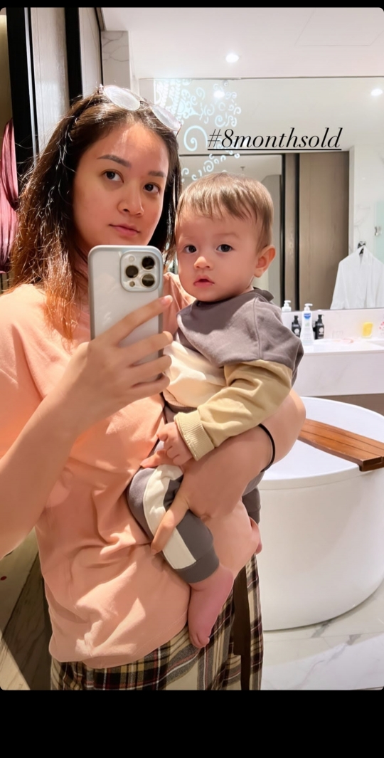 5 Potret Faradilla Yoshi Bersama Baby Arash, Dipuji Makin Cantik Setelah Punya Anak