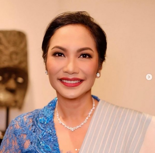 Potret Istri Pangkostrad Pakai Batik Tulis Harga Rp400 Ribu, Anggun Pose sama Suami
