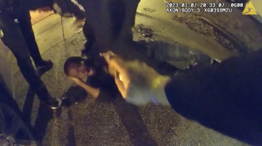 Brutal, Ini Momen Polisi AS Pukuli Warga Kulit Hitam Sampai Tewas