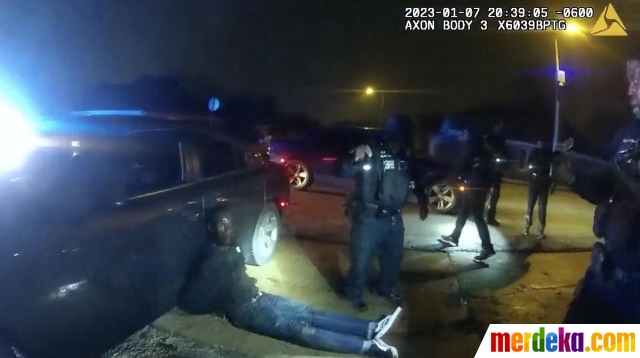Gambar dari video body-cam Departemen Kepolisian Memphis menunjukkan pemuda kulit hitam Tyre Nichols diborgol di tanah dan dikelilingi oleh petugas polisi di Memphis, Tennessee, Amerika Serikat, pada 27 Januari 2023. Penangkapan Tyre Nichols (29) ini diwarnai dengan aksi pemukulan oleh sekelompok polisi sehingga membuatnya tewas.