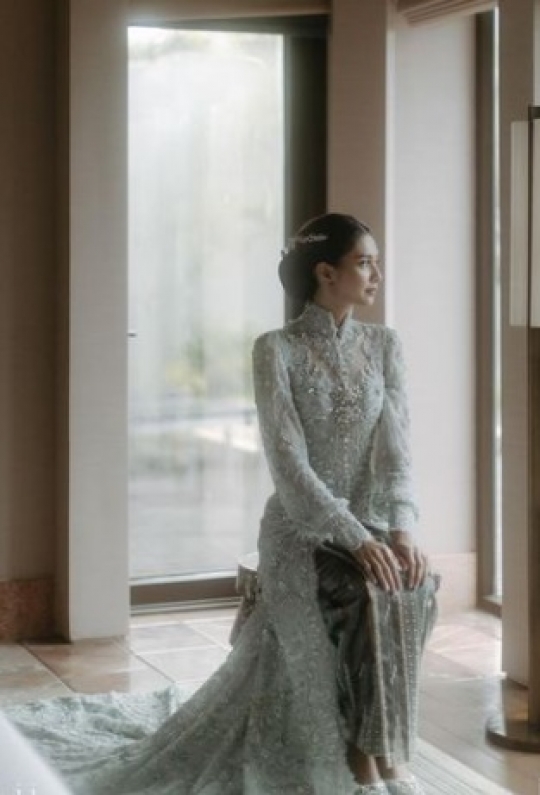 Cantik dengan Warna Mint, Intip Detail Kebaya Pernikahan Mikha Tambayong