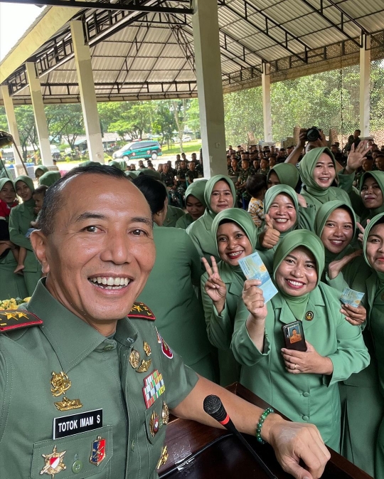 Potret Jenderal TNI Dikelilingi para Kolonel, Ada Momen Seru Main Ayunan