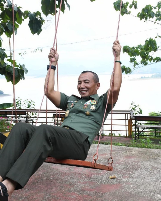 Potret Jenderal TNI Dikelilingi para Kolonel, Ada Momen Seru Main Ayunan