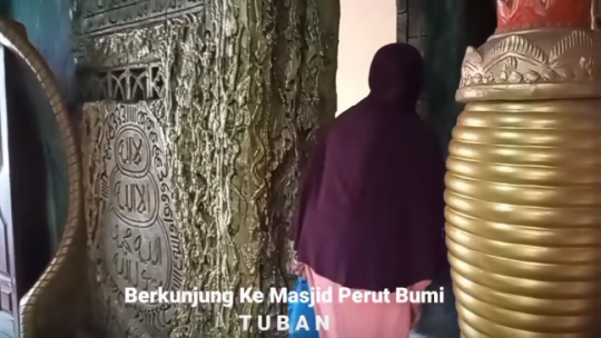 Unik, Potret Masjid di Perut Bumi Ramai Dikunjungi Warga