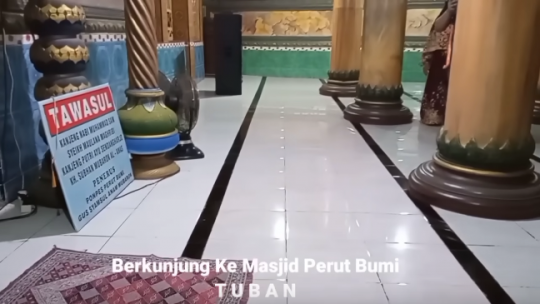 Unik, Potret Masjid di Perut Bumi Ramai Dikunjungi Warga