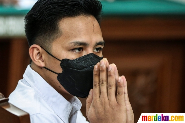 Ekspresi terdakwa Richard Eliezer Pudihang Lumiu saat menjalani sidang lanjutan yang mengagendakan Replik atau tanggapan Jaksa Penuntut Umum (JPU), atas nota pembelaan atau pleidoi dari terdakwa dalam kasus pembunuhan Brigadir Yosua Hutabarat di Pengadilan Negeri Jakarta Selatan, Senin (30/1/2023).
